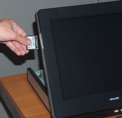 Inserimento di Compact Flash nel Explor@300